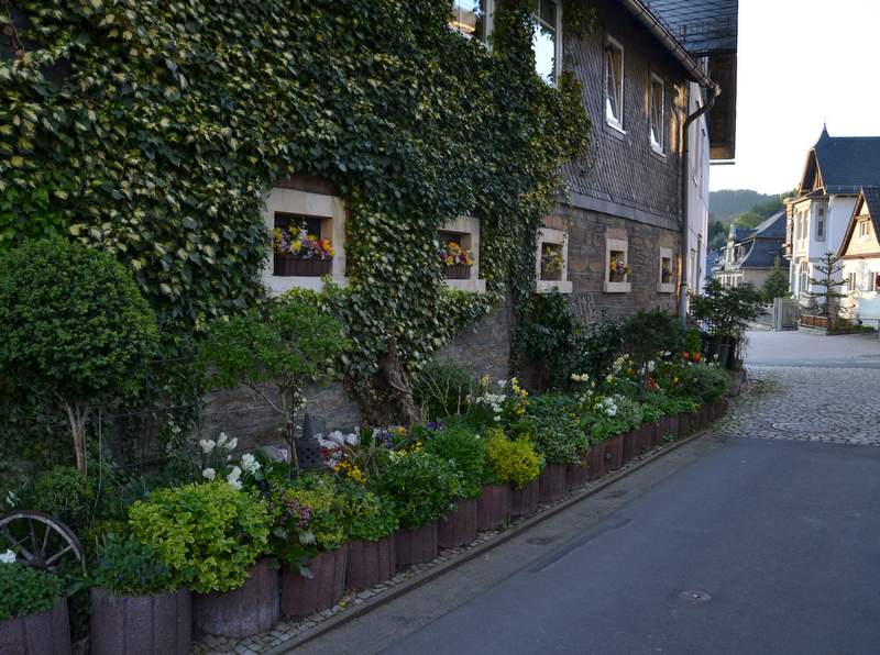 Hausfassade mit Blumenschmuck in Probstzella