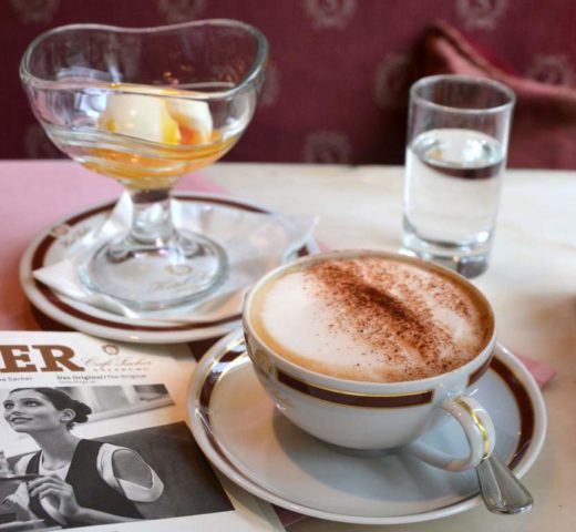 Ei im Glas; meine Salzburger Frühstückskaffeehäuser, Café Sacher