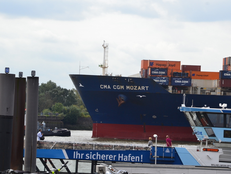 Elbe Containerschiff
