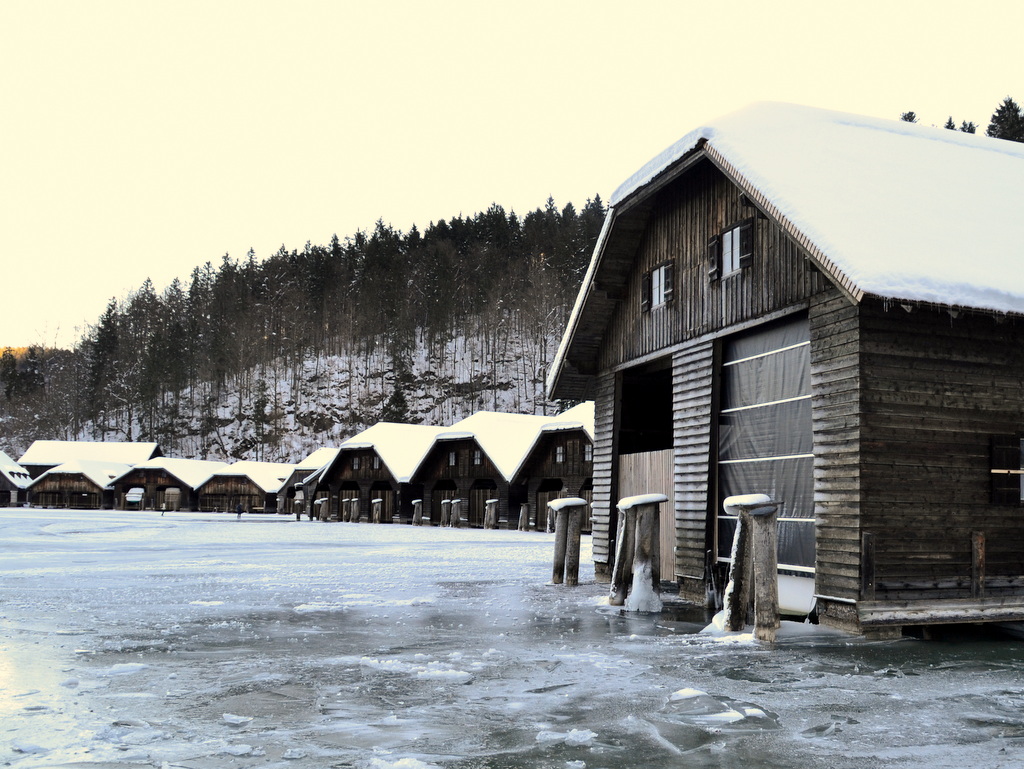 zugefrorener Königsee in der Nähe von Berchtesgaden