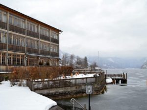 Außenansicht Seehotel Grundlsee im Winter