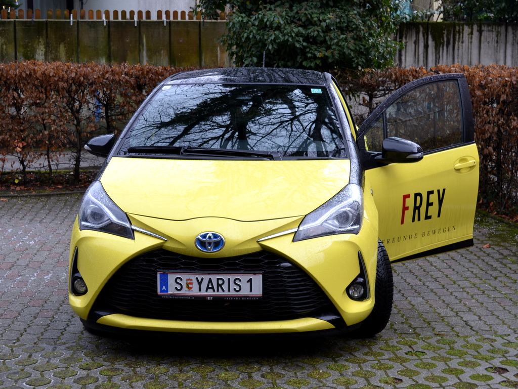Toyota Yaris Hybrid gelb schwarz