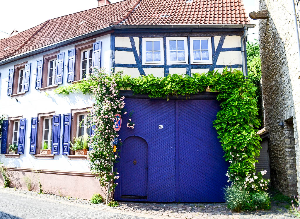 Flösrheim-Dalheim Haus mit blauen Türen