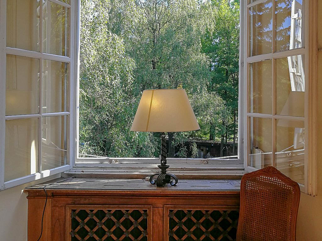 Fenster mit Lampe im Schloss Leopoldskron
