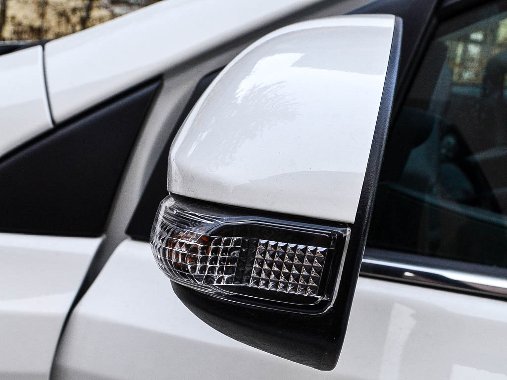 Seitenspiegel weißer Toyota Auris 1,33 5 Active