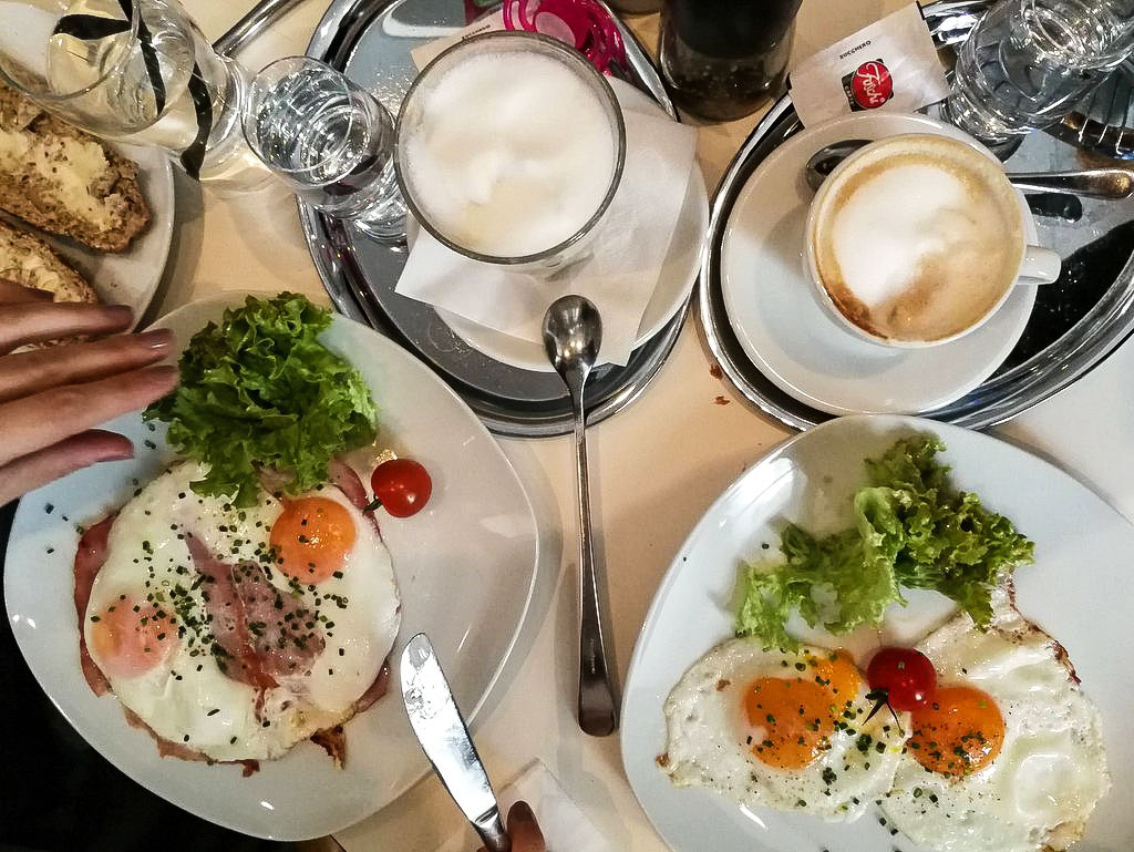 Frühstückstisch im Stadtcafe in Salzburg